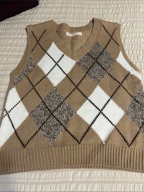 moon & madison Tan and White Argyle V-Neck Knit Vest